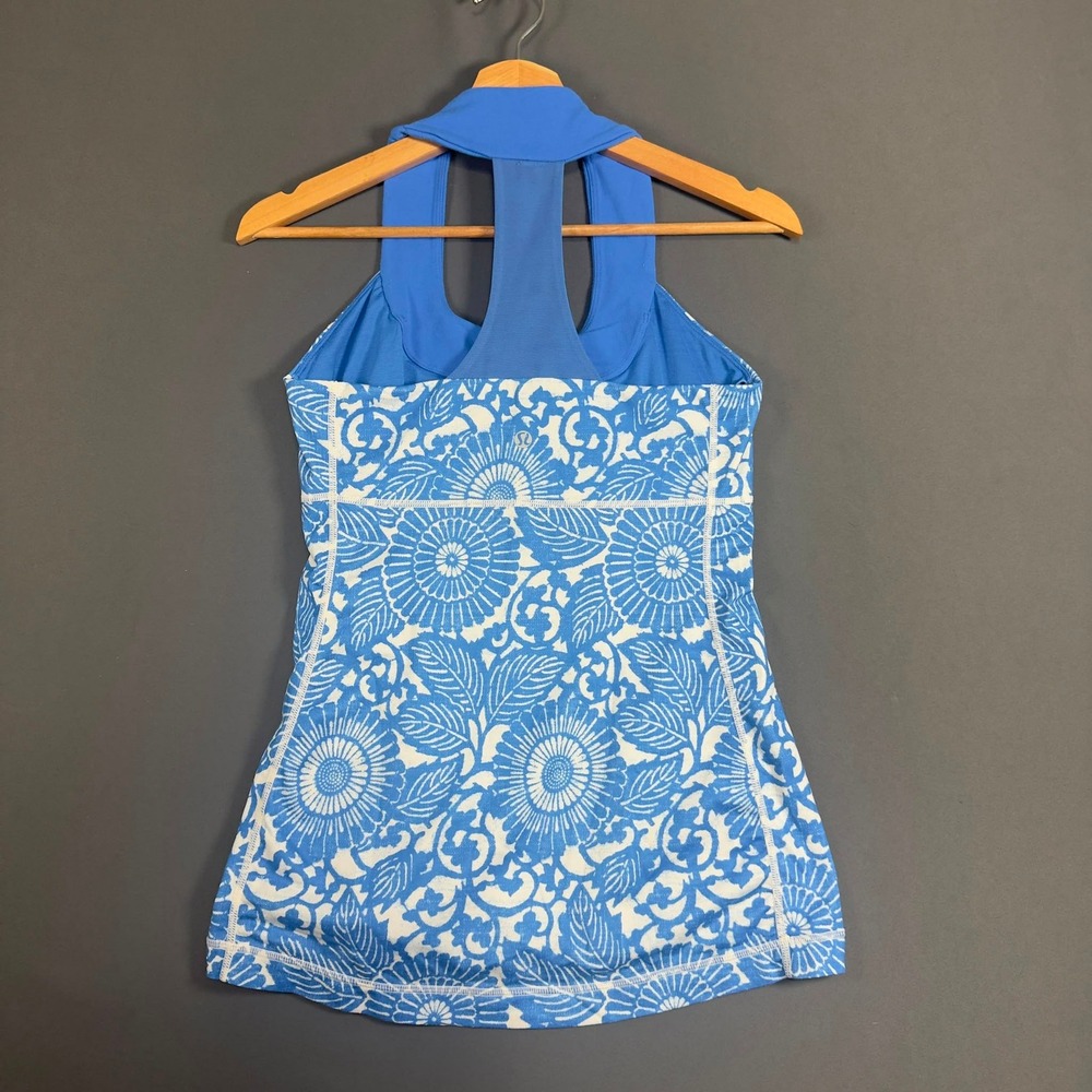 Lululemon Scoop Neck Tank Top Womens Size 6 Blue White Floral Built In Bra - Picture 2 of 3